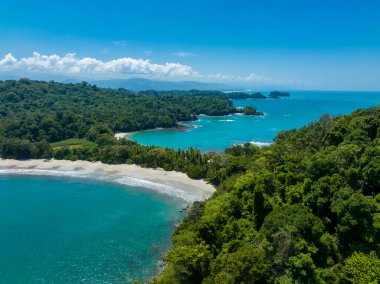 Kosta Rika 'daki Manuel Antonio Ulusal Parkı' nın havadan görünüşü. Birçok vahşi yaşam, tropikal bitkiler ve Pasifik sahillerindeki paradisikal plajlarla en iyi Turist Çekimi ve Doğa Koruma Alanı..