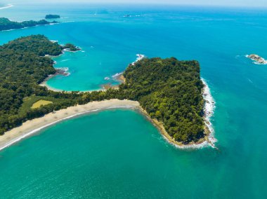 Kosta Rika 'daki Manuel Antonio Ulusal Parkı' nın havadan görünüşü. Birçok vahşi yaşam, tropikal bitkiler ve Pasifik sahillerindeki paradisikal plajlarla en iyi Turist Çekimi ve Doğa Koruma Alanı..