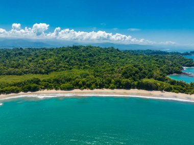 Kosta Rika 'daki Manuel Antonio Ulusal Parkı' nın havadan görünüşü. Birçok vahşi yaşam, tropikal bitkiler ve Pasifik sahillerindeki paradisikal plajlarla en iyi Turist Çekimi ve Doğa Koruma Alanı..