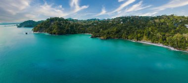 Kosta Rika 'daki Manuel Antonio Ulusal Parkı' nın havadan görünüşü. Birçok vahşi yaşam, tropikal bitkiler ve Pasifik sahillerindeki paradisikal plajlarla en iyi Turist Çekimi ve Doğa Koruma Alanı..