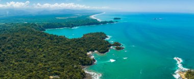 Kosta Rika 'daki Manuel Antonio Ulusal Parkı' nın havadan görünüşü. Birçok vahşi yaşam, tropikal bitkiler ve Pasifik sahillerindeki paradisikal plajlarla en iyi Turist Çekimi ve Doğa Koruma Alanı..