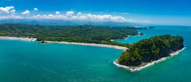 Kosta Rika 'daki Manuel Antonio Ulusal Parkı' nın havadan görünüşü. Birçok vahşi yaşam, tropikal bitkiler ve Pasifik sahillerindeki paradisikal plajlarla en iyi Turist Çekimi ve Doğa Koruma Alanı..