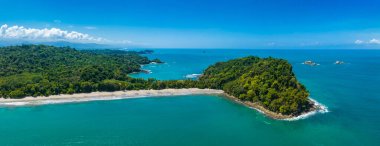 Kosta Rika 'daki Manuel Antonio Ulusal Parkı' nın havadan görünüşü. Birçok vahşi yaşam, tropikal bitkiler ve Pasifik sahillerindeki paradisikal plajlarla en iyi Turist Çekimi ve Doğa Koruma Alanı..