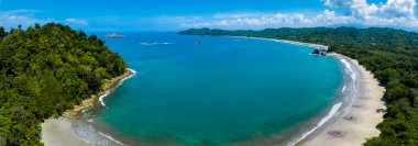 Kosta Rika 'daki Manuel Antonio Ulusal Parkı' nın havadan görünüşü. Birçok vahşi yaşam, tropikal bitkiler ve Pasifik sahillerindeki paradisikal plajlarla en iyi Turist Çekimi ve Doğa Koruma Alanı..