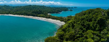 Kosta Rika 'daki Manuel Antonio Ulusal Parkı' nın havadan görünüşü. Birçok vahşi yaşam, tropikal bitkiler ve Pasifik sahillerindeki paradisikal plajlarla en iyi Turist Çekimi ve Doğa Koruma Alanı..