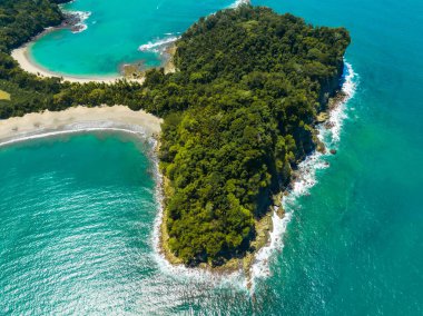 Kosta Rika 'daki Manuel Antonio Ulusal Parkı' nın havadan görünüşü. Birçok vahşi yaşam, tropikal bitkiler ve Pasifik sahillerindeki paradisikal plajlarla en iyi Turist Çekimi ve Doğa Koruma Alanı..