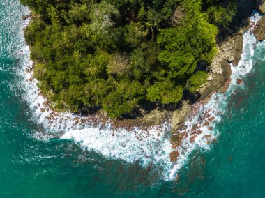 Kosta Rika 'daki Manuel Antonio Ulusal Parkı' nın havadan görünüşü. Birçok vahşi yaşam, tropikal bitkiler ve Pasifik sahillerindeki paradisikal plajlarla en iyi Turist Çekimi ve Doğa Koruma Alanı..