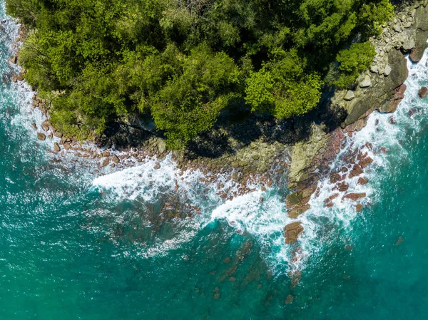 空中无人驾驶飞机俯瞰热带海景和沙滩的照片 绿松石清澈的海水和松树 — 图库照片