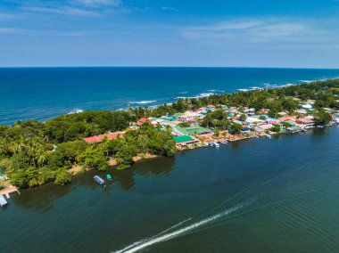 Tortuguero Köyü. Bir tarafta Karayip denizi, ormanın içindeki köy ve otjer tarafındaki büyük nehir. Kosta Rika 'da vahşi yaşamla dolu inanılmaz bir yer.