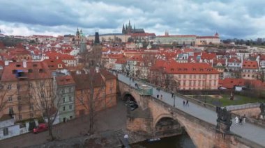 Çek Cumhuriyeti Prag 'daki Vltava Nehri üzerindeki Charles Köprüsü ve Eski Şehir İskelesi mimarisinin manzaralı panoramik hava manzarası