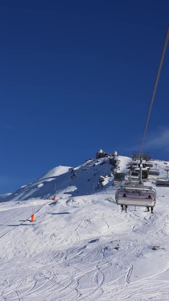 ケーブルチェアリフト輸送とスイスのGornergrat ツェルマット マッターホルンスキーリゾートの美しい景色 スイスのスキーリフト 垂直ビデオ — ストック動画