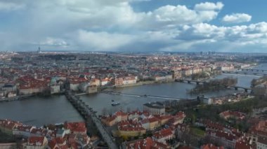 Çek Cumhuriyeti Prag 'daki Vltava Nehri üzerindeki Charles Köprüsü ve Eski Şehir İskelesi mimarisinin manzaralı panoramik hava manzarası