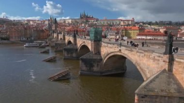 Çek Cumhuriyeti Prag 'daki Vltava Nehri üzerindeki Charles Köprüsü ve Eski Şehir İskelesi mimarisinin manzaralı panoramik hava manzarası