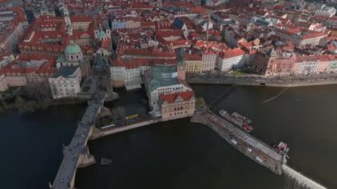 Çek Cumhuriyeti Prag 'daki Vltava Nehri üzerindeki Charles Köprüsü ve Eski Şehir İskelesi mimarisinin manzaralı panoramik hava manzarası
