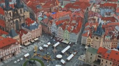 Çek Cumhuriyeti 'nin güzel bir yaz gününde Prag' daki eski kasaba meydanının panoramik hava manzarası. Tyn ve Prag Astronomik Saat Kulesi 'nden önce Leydimizin Kilisesi