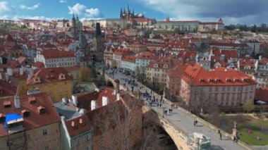 Prag Kalesi ve Saint Vitus Katedrali, Çek Cumhuriyeti. Panoramik manzara. Prag, Çek Cumhuriyeti ve AB 'nin tarihi merkezi üzerine çatı manzarası.