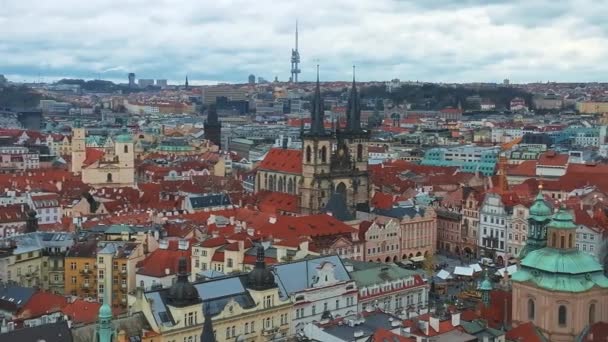 在一个美丽的夏日 捷克共和国 布拉格老城广场的全景鸟瞰 Tyn和Prague天文学钟楼前的圣母教堂 — 图库视频影像