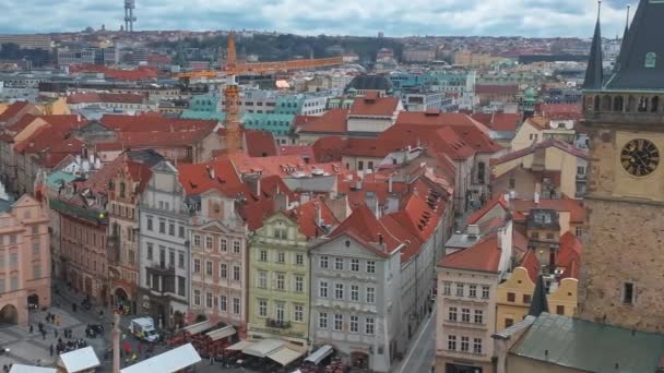 美しい夏の日にプラハの旧市街広場のパノラマの空中ビュー チェコ共和国 ティンとプラハの天文時計塔前の聖母教会 — ストック動画