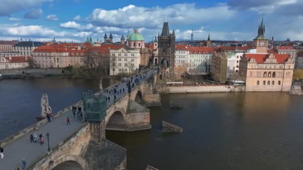 捷克共和国布拉格Vltava河上的旧城码头建筑和查尔斯桥的风景春全景鸟瞰 — 图库视频影像