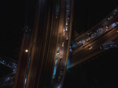 Istambul iş bölgesinin hava manzarası. Yükseliş ve alışveriş merkezleri ile İstanbul 'un iş ve finans alanlarını hızla geliştiriyor. Geceleri ticari binalar