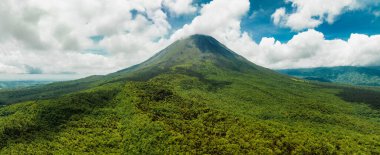 Kosta Rika 'daki muhteşem Arenal volkanı manzarası. Volkan Arenal 'in panoraması, La Fortuna, Kosta Rika' daki muhteşem pitoresk gölü yansıttı. Orta Amerika.