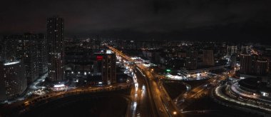 Istambul iş bölgesinin hava manzarası. Yükseliş ve alışveriş merkezleri ile İstanbul 'un iş ve finans alanlarını hızla geliştiriyor. Geceleri ticari binalar
