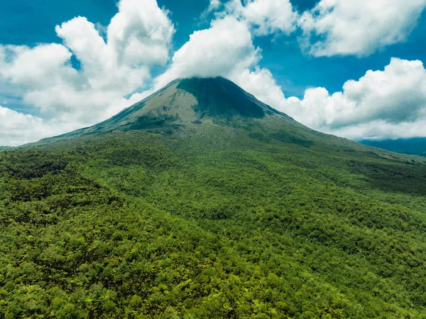 stock image Amazing view of beautiful Arenal volcano in Costa Rica. Panorama of volcano Arenal reflected on wonderful picturesque lake, La Fortuna, Costa Rica. Central America.