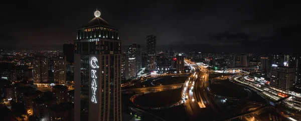 Istambul商业区的空中景观 快速发展的商业和金融领域伊斯坦布尔与高楼和购物中心 夜间商业楼宇 — 图库照片