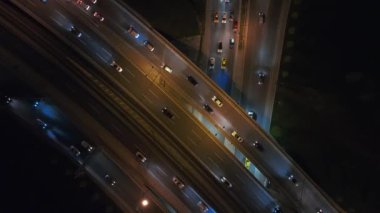 Istambul iş bölgesinin hava manzarası. Yükseliş ve alışveriş merkezleri ile İstanbul 'un iş ve finans alanlarını hızla geliştiriyor. Geceleri ticari binalar