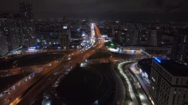 Istambul iş bölgesinin hava manzarası. Yükseliş ve alışveriş merkezleri ile İstanbul 'un iş ve finans alanlarını hızla geliştiriyor. Geceleri ticari binalar