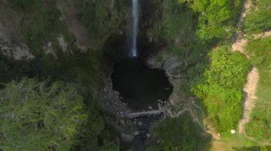 Kosta Rika 'daki La Fortuna Şelalesi. Şelale, Arenal Nehri 'nde, Chato yanardağının eteklerinde yer almaktadır..