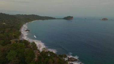 Kosta Rika 'daki Manuel Antonio Ulusal Parkı' nın havadan görünüşü. Birçok vahşi yaşam, tropikal bitkiler ve Pasifik sahillerindeki paradisikal plajlarla en iyi Turist Çekimi ve Doğa Koruma Alanı..