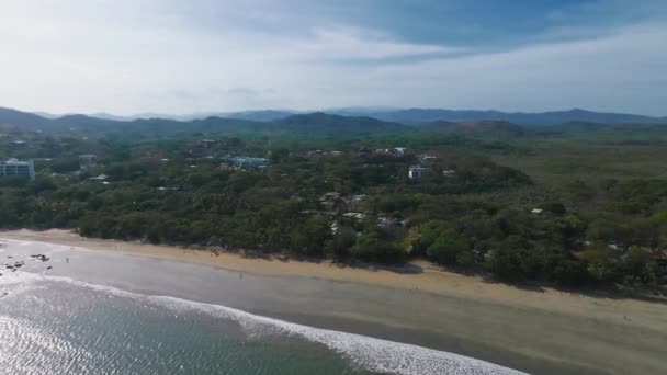 プラヤ フラミンゴ グアナカステ コスタリカ フラミンゴビーチノースリッジの空中撮影 太平洋岸の崖の上にパノラマの海の景色を望む高級住宅 ヴィラ ホテル — ストック動画