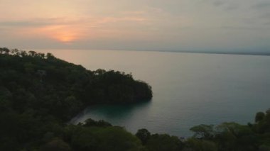 Cocos Adası Kosta Rika 'daki Wafers Körfezi manzarası. Kosta Rika 'da yemyeşil ormanları olan tropikal bir adanın hava aracı görüntüsü