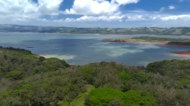 Kosta Rika 'nın kuzey yamaçlarında yer alan Arenal Gölü' nün hava manzarası.