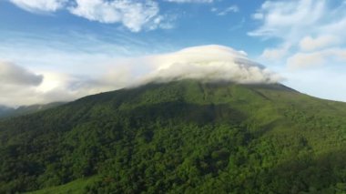 Kosta Rika 'daki muhteşem Arenal volkanı manzarası. Volkan Arenal 'in panoraması, La Fortuna, Kosta Rika' daki muhteşem pitoresk gölü yansıttı. Orta Amerika.