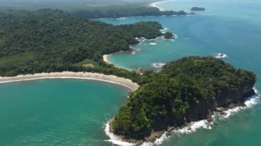 Kosta Rika 'daki Manuel Antonio Ulusal Parkı' nın havadan görünüşü. Birçok vahşi yaşam, tropikal bitkiler ve Pasifik sahillerindeki paradisikal plajlarla en iyi Turist Çekimi ve Doğa Koruma Alanı..