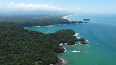 Kosta Rika 'daki Manuel Antonio Ulusal Parkı' nın havadan görünüşü. Birçok vahşi yaşam, tropikal bitkiler ve Pasifik sahillerindeki paradisikal plajlarla en iyi Turist Çekimi ve Doğa Koruma Alanı..