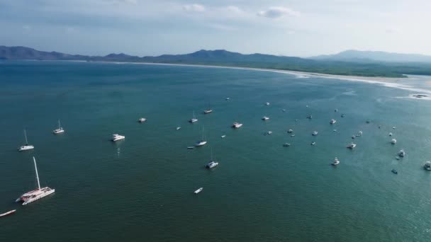 Vista Aérea Arriba Hacia Abajo Velero Anclado Arrecife Esmeralda Mar — Vídeos de Stock