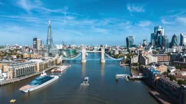 Londra 'nın sembolü Tower Bridge' in üzerindeki güzel Londra hava manzarası. Gün doğumunda Tower Köprüsü Panoraması.