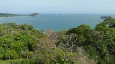 Kosta Rika 'daki Manuel Antonio Ulusal Parkı' nın havadan görünüşü. Birçok vahşi yaşam, tropikal bitkiler ve Pasifik sahillerindeki paradisikal plajlarla en iyi Turist Çekimi ve Doğa Koruma Alanı..