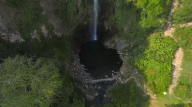 Kosta Rika 'daki La Fortuna Şelalesi. Şelale, Arenal Nehri 'nde, Chato yanardağının eteklerinde yer almaktadır..