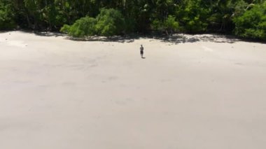 Kosta Rika 'daki Manuel Antonio Ulusal Parkı' nın havadan görünüşü. Birçok vahşi yaşam, tropikal bitkiler ve Pasifik sahillerindeki paradisikal plajlarla en iyi Turist Çekimi ve Doğa Koruma Alanı..