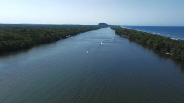 Bir tarafta Karayip denizi, ormanın içinde Tortuguero köyü ve otjer tarafında da büyük bir nehir. Kosta Rika 'da vahşi yaşamla dolu inanılmaz bir yer.