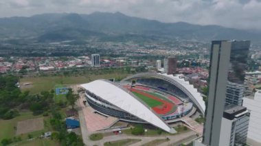 Kosta Rika Ulusal Stadyumu manzarası. San Jose, Kosta Rika 'nın başkenti. Arka planda dağlar var..