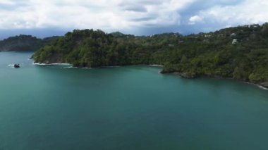 Kosta Rika 'daki Manuel Antonio Ulusal Parkı' nın havadan görünüşü. Birçok vahşi yaşam, tropikal bitkiler ve Pasifik sahillerindeki paradisikal plajlarla en iyi Turist Çekimi ve Doğa Koruma Alanı..