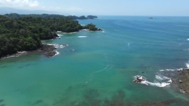 Kosta Rika 'daki Manuel Antonio Ulusal Parkı' nın havadan görünüşü. Birçok vahşi yaşam, tropikal bitkiler ve Pasifik sahillerindeki paradisikal plajlarla en iyi Turist Çekimi ve Doğa Koruma Alanı..