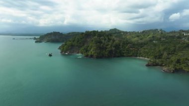 Kosta Rika 'daki Manuel Antonio Ulusal Parkı' nın havadan görünüşü. Birçok vahşi yaşam, tropikal bitkiler ve Pasifik sahillerindeki paradisikal plajlarla en iyi Turist Çekimi ve Doğa Koruma Alanı..