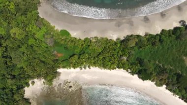 Kosta Rika 'daki Manuel Antonio Ulusal Parkı' nın havadan görünüşü. Birçok vahşi yaşam, tropikal bitkiler ve Pasifik sahillerindeki paradisikal plajlarla en iyi Turist Çekimi ve Doğa Koruma Alanı..