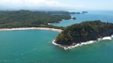 Kosta Rika 'daki Manuel Antonio Ulusal Parkı' nın havadan görünüşü. Birçok vahşi yaşam, tropikal bitkiler ve Pasifik sahillerindeki paradisikal plajlarla en iyi Turist Çekimi ve Doğa Koruma Alanı..
